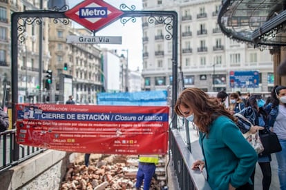 La candidata de Más Madrid, Mónica García, el lunes, en las obras del metro de Gran Vía.
