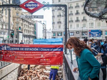 La candidata de Más Madrid, Mónica García, durante una visita a las obras de la estación de metro de Gran Vía.