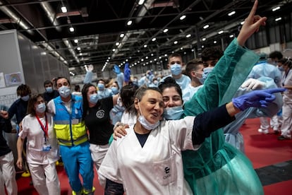 El pasado 17 de abril, la Comunidad de Madrid decidió cerrar el pabellón 7, debido a la bajada de la presión asistencial. El hospital de campaña había comenzado a funcionar el pasado 22 de marzo tras un proceso de instalación vertiginoso, que permitió que el recinto ferial de Ifema de Madrid pudiera acoger pacientes, muchos de ellos muy graves, en solo unas horas. Y así dijeron adiós al hospital muchos de los sanitarios que han trabajado allí.