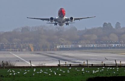 Un avión despega en Gatwick este viernes.