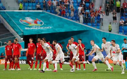 Los jugadores de España celebran el triunfo ante Suiza.