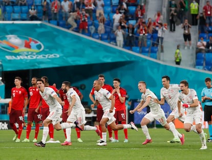 Los jugadores de España celebran el triunfo ante Suiza.