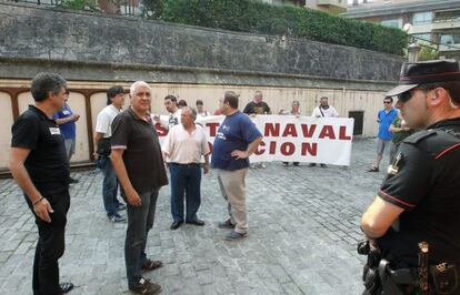 Representantes del sector Naval realizan una protesta ante el palacio de Miramar donde se encontraba Almunia.