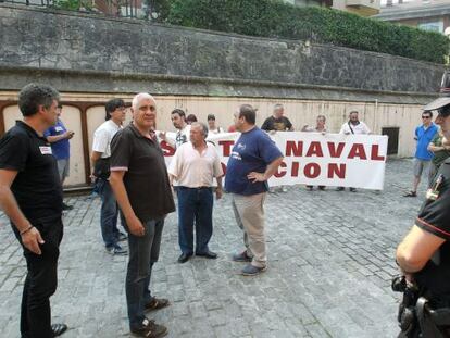 Representantes del sector Naval realizan una protesta ante el palacio de Miramar donde se encontraba Almunia.