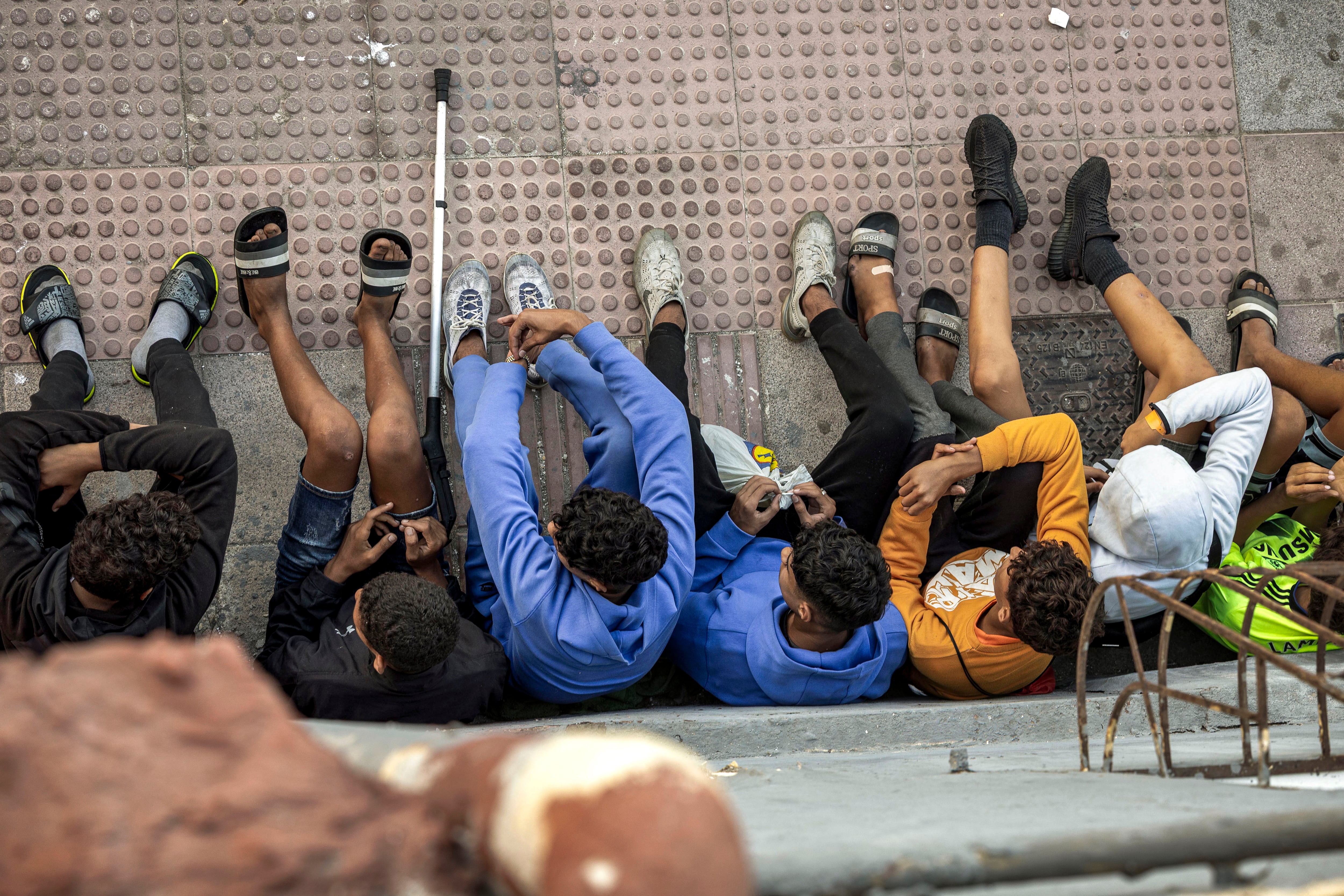 Un grupo de menores esperan en los alrededores de la playa de Benítez, el 18 de septiembre. 