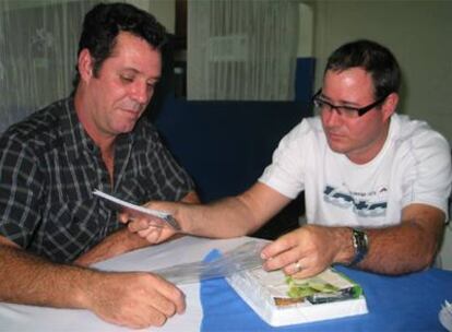osé Ángel Roque (izquierda), junto a su amigo Alexis Borroto, miembro de un grupo de refugiados cubanos.