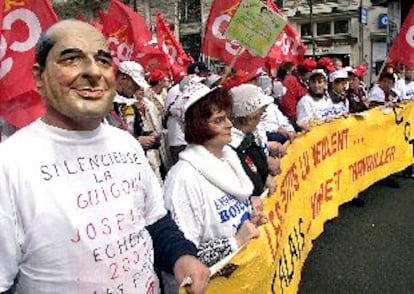 Trabajadores de Danone y de Marks & Spencer se manifiestan contra sus despidos, el jueves, en París.