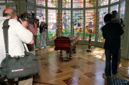 La capilla ardiente de José Manuel Lara Hernández, ayer, en la Casa Lleó i Morera de Barcelona.