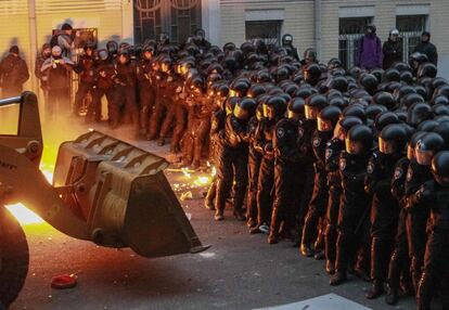 El domingo, 1 de diciembre, fue el d&iacute;a de mayor tensi&oacute;n. En la magen, los manifestantes tratan de abrirse paso entre la polic&iacute;a antidisturbios ayud&aacute;ndose de una excavadora.