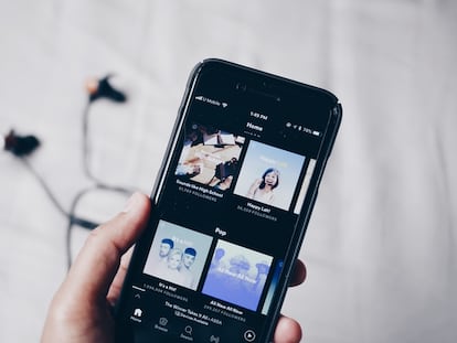 Un iPhone muestra el menú de 'podcasts' de Spotify