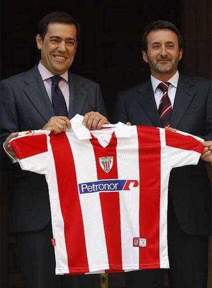 Fernando García Macua y Josu Jon Imaz sostienen la nueva camiseta del club.