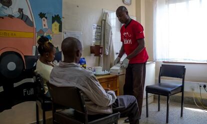 Muchas mujeres no saben que tienen VIH hasta que sus hijos enferman y los médicos hacen la prueba a toda la familia. En la imagen, el terapeuta de MSF Momo Aggrey realiza el test a una pareja y su niña de un año. Tras una espera de 10 minutos, supieron que el resultado era negativo en todos los casos.