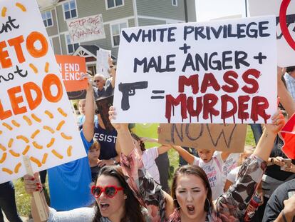 Un grupo de manifestantes durante una protesta con motivo de la visita de Donald Trump a Dayton.