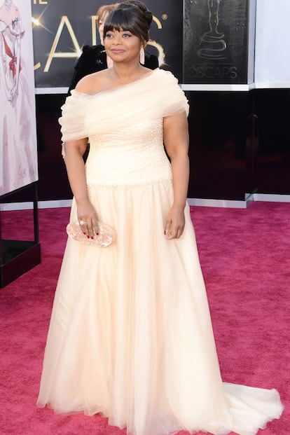 Octavia Spencer, con moño y vaporosas gasas en tonos maquillaje de Tadashi Shoji.