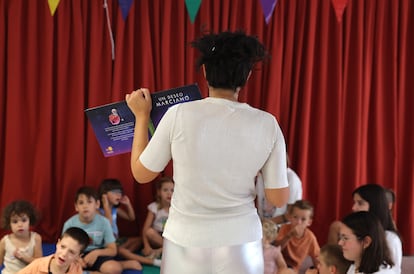 La monitora lee un cuento a los niños, en una actividad organizada por Best Buddies en Pozuelo de Alarcón.