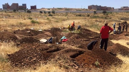 Trabajadores cavaban fosas en un descampado del cementerio Sidi Salem de Nador, este domingo, en una imagen a la que ha tenido acceso EL PAÍS.