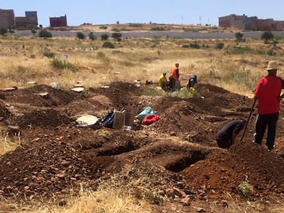 Trabajadores cavaban fosas en un descampado del cementerio Sidi Salem de Nador, este domingo, en una imagen a la que ha tenido acceso EL PAÍS.