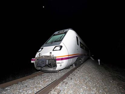 Imagen del tren que descarriló el lunes en Toledo.