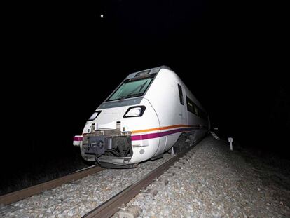 Imagen del tren que descarriló el lunes en Toledo.