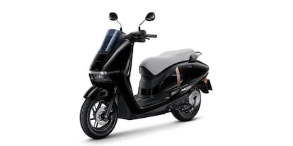 Nuevo scooter Honda UC3 de color negro