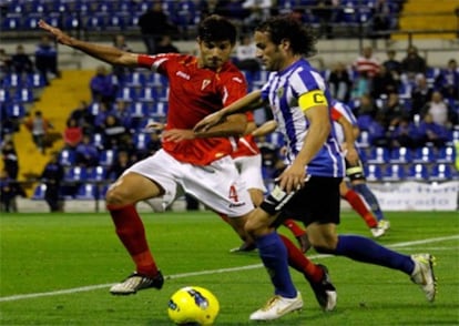 Un momento del partido entre el Hércules y el Murcia.