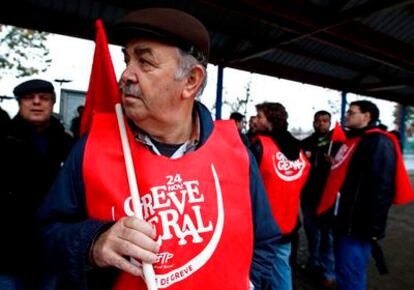 Miembros de los sindicatos en la entrada de una fábrica de coches en Palmela, durante la huelga general de Portugal.