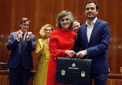 Garzón recibe la cartera de Consumo de la ministra saliente, María Luisa Carcedo, en enero de 2020.