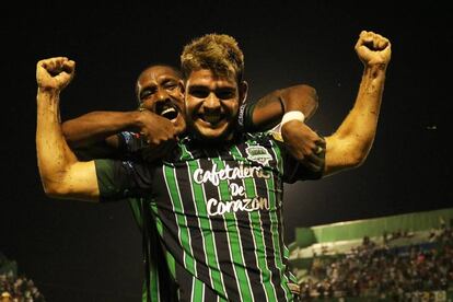 Costa y Hernández, durante la final por el ascenso.