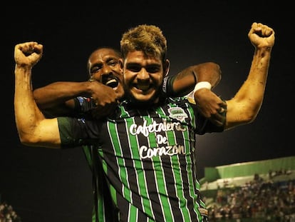 Costa y Hernández, durante la final por el ascenso.