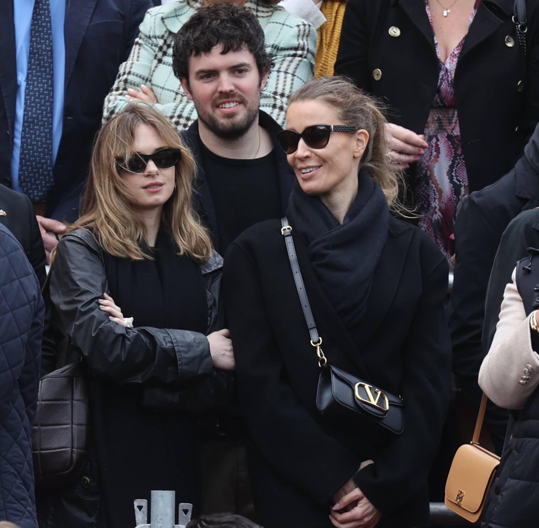 Stella Banderas se casa con Alex Gruszynski en una boda con presencia de estrellas internacionales 2 Stella del Carmen Banderas, junto a su prometido Alex Gruszynski y la pareja de Antonio Banderas, Nicole Kimpel, asisten a una procesión en Málaga en marzo de 2024.