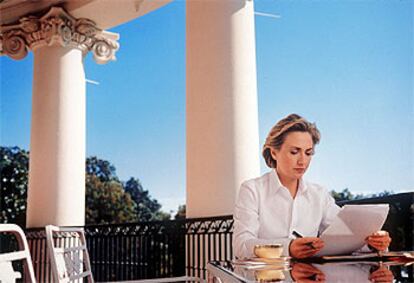 Hillary Clinton, en la terraza de la Casa Blanca, en octubre de 1998. La fotografía fue portada de la revista <i>Vogue.</i>