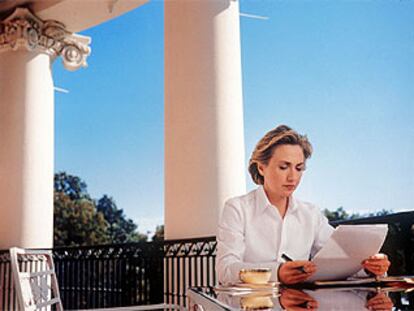 Hillary Clinton, en la terraza de la Casa Blanca, en octubre de 1998. La fotografía fue portada de la revista <i>Vogue.</i>