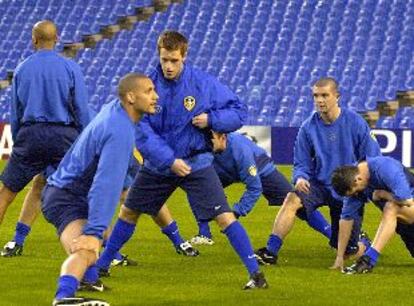 Los futbolistas del Leeds, con Ferdinand en primer plano, se entrenan en el Bernabéu.