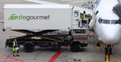 Una furgoneta de Gategroup suministra alimentos a un avión