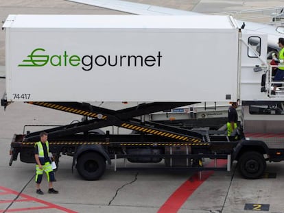 Una furgoneta de Gategroup suministra alimentos a un avión