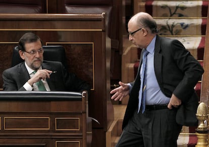 Mariano Rajoy junto a Cristóbal Montoro, en el Congreso el 10 de abril de 2013.