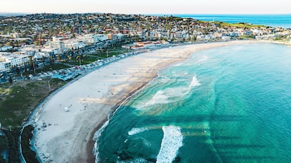 Playa de Bondi (Sídney, Australia). Ya sea practicar surf, relajarse en la arena o pasar un día en familia, Bondi ofrece al viajero todo lo que necesita. Un itinerario que propone TripAdvisor: caminar por el paseo marítimo admirando el paisaje; y, después, comer algo en alguno de los cafés cercanos. Se puede llegar en transporte público.