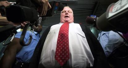 El alcalde de Toronto, Rob Ford, contestando a los medios a finales de octubre.