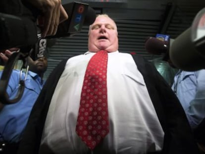 El alcalde de Toronto, Rob Ford, contestando a los medios a finales de octubre.