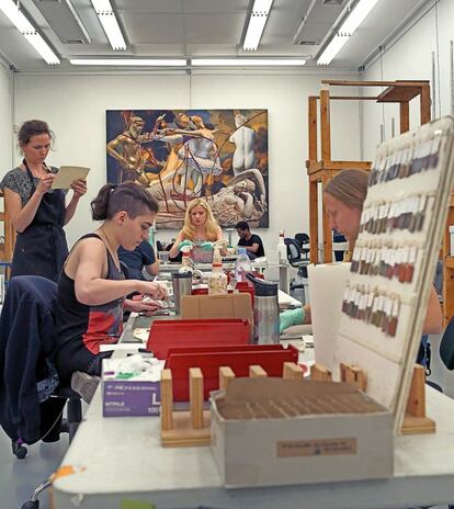 Una legión de artistas jóvenes trabaja en el taller de pintura de Jeff Koons, siguiendo fielmente sus dictados. Al fondo, el óleo sobre lienzo 'Antiquity (Ariadne Titian Venus and Adonis Satyr), Work in Progress'.