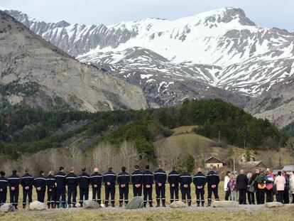 Familiares de las v&iacute;ctimas y miembros del equipo de rescate en el memorial por los fallecidos en el siniestro del avi&oacute;n de Germanwings. 