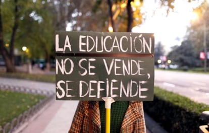 Manifestación con el lema "La Educación no es gasto es inversión. No a los recortes" que transcurre desde las seis y media de Neptuno a Sol.