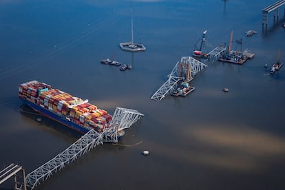 Vista aérea del buque que se estrelló contra el puente Francis Scott Key, en Baltimore.