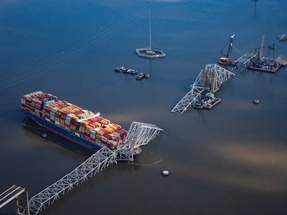 Vista aérea del buque que se estrelló contra el puente Francis Scott Key, en Baltimore.