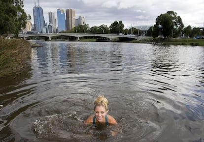 Kerber nada en el rio Yarra, en Melbourne.