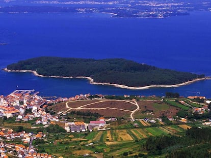 Isla de Cortegada junto a la costa de Carril (Vilagarcía de Arousa)