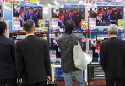 Clientes miran a los televisores Sharp Aquos en una tienda de Tokio, Japn. EFE/Archivo