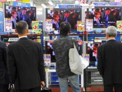 Clientes miran a los televisores Sharp Aquos en una tienda de Tokio, Japón. EFE/Archivo
