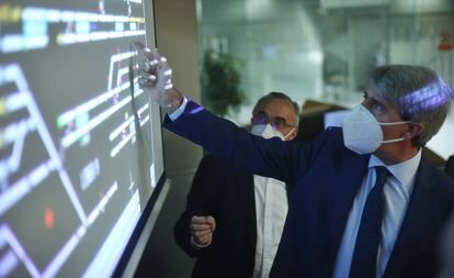 El consejero de Transportes de Madrid, Ángel Garrido, esta mañana en el puesto de mando del metro.