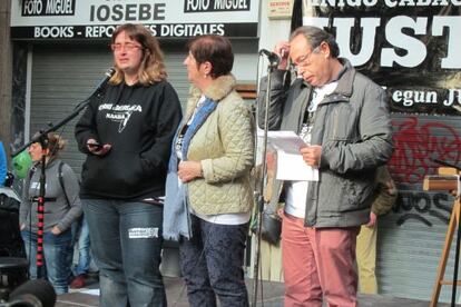 Los padres de Iñigo Cabacas, a la derecha, junto a la joven que auxilió al aficionado herido.